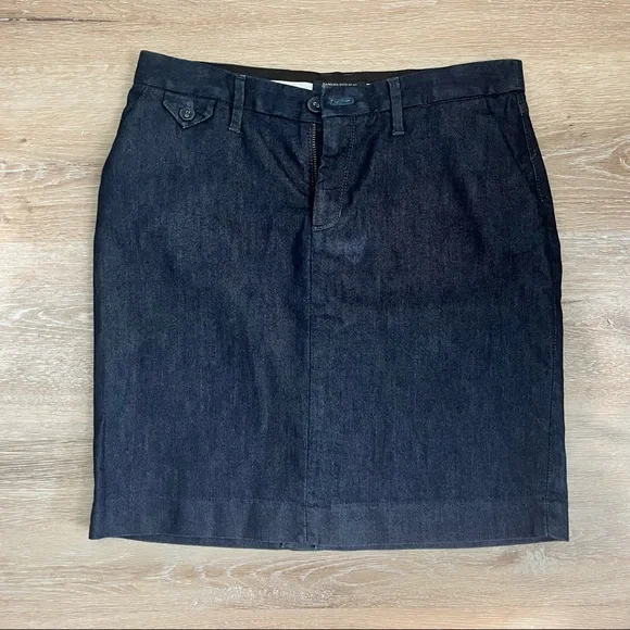 ✨Host Pick✨ Banana Republic Chambray Pencil Skirt - Picture 2 of 5